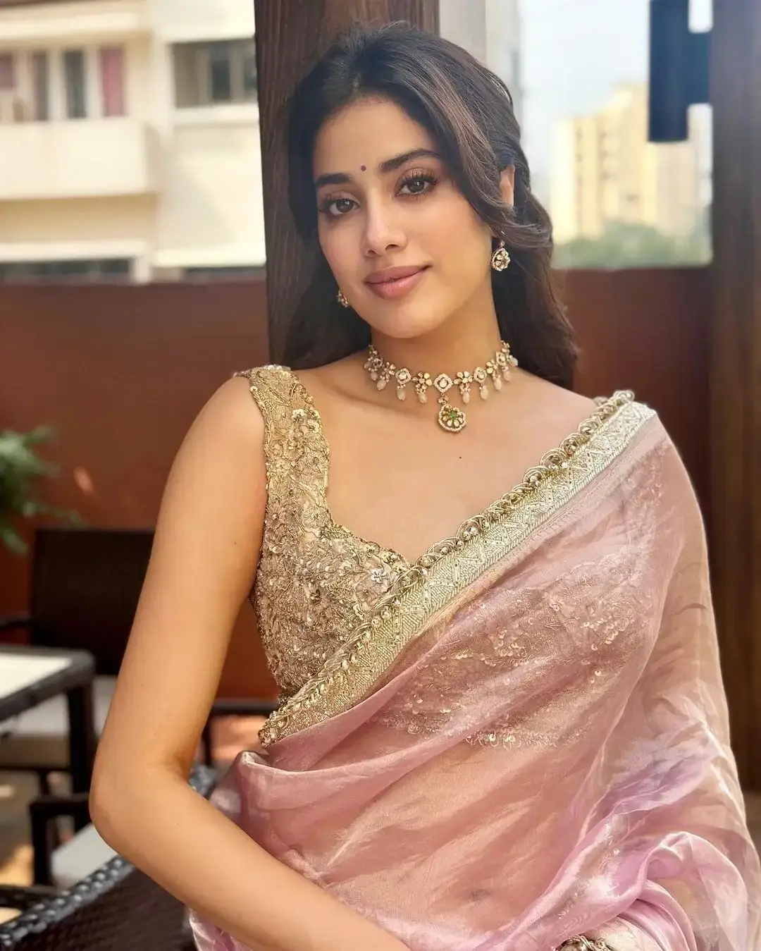 BOLLYWOOD ACTRESS JANHVI KAPOOR IN SLEEVELESS PINK SAREE